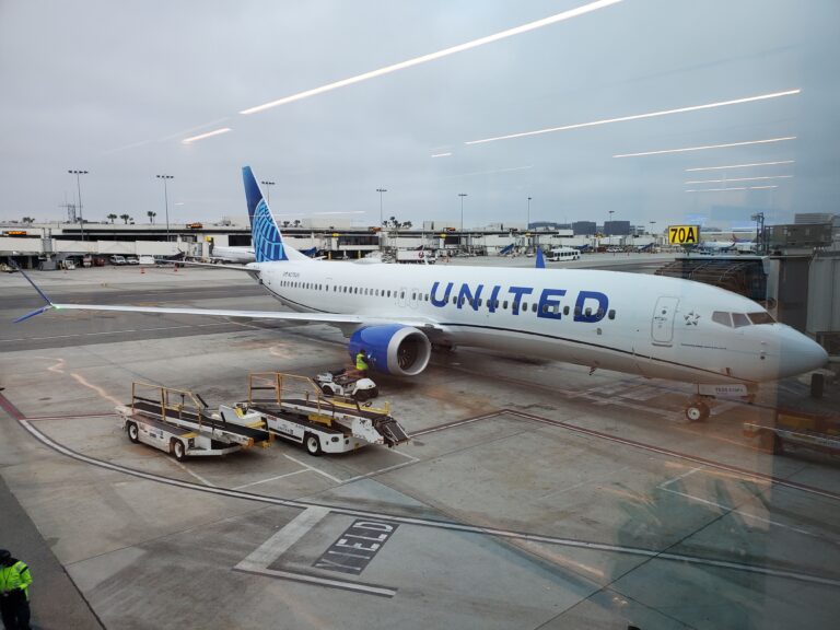 what terminal is united airlines at los angeles international airport: A Traveler’s Guide to Terminals 7 and 8